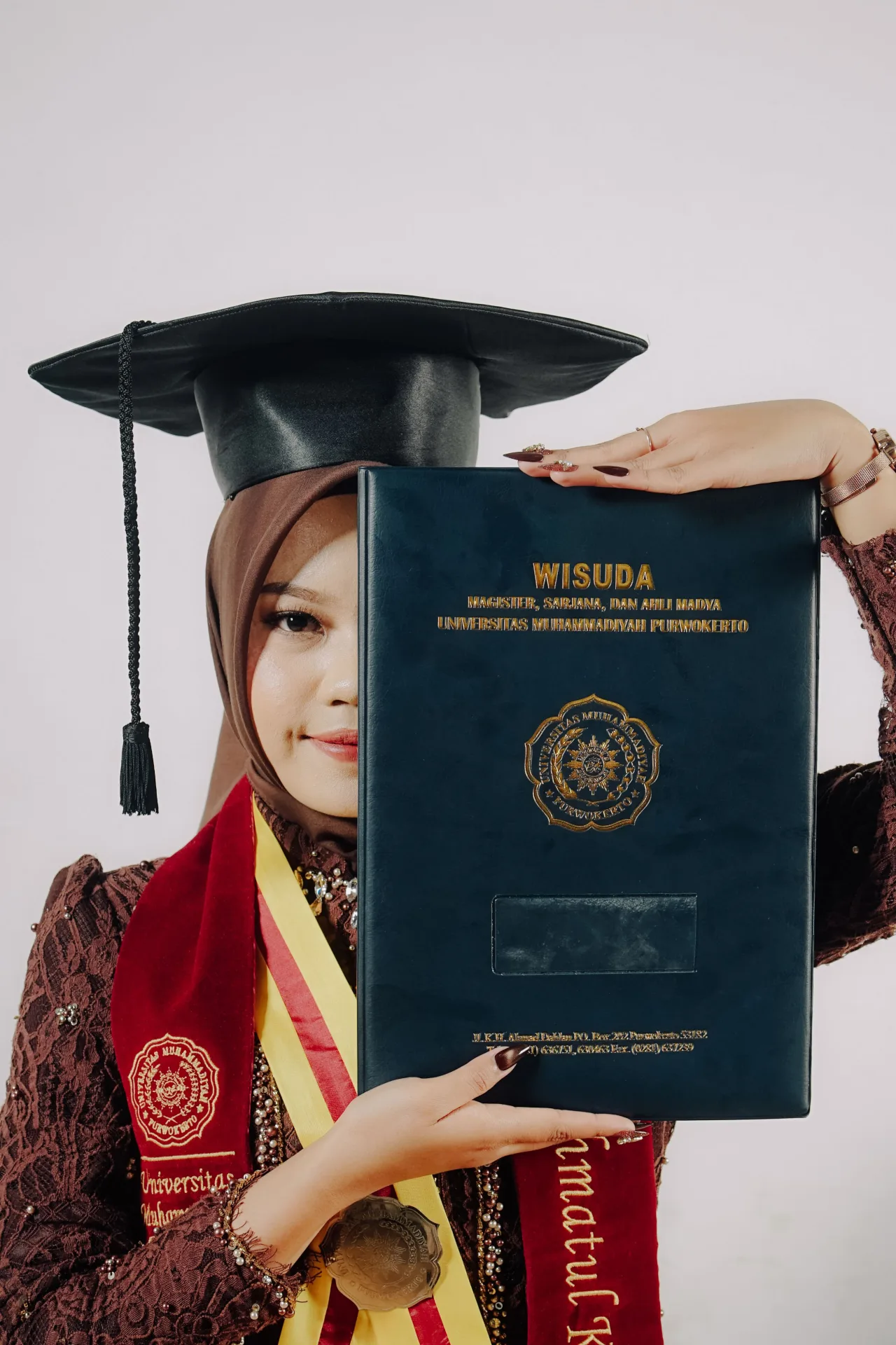 Contoh hasil foto graduation di Vibesroom Studio