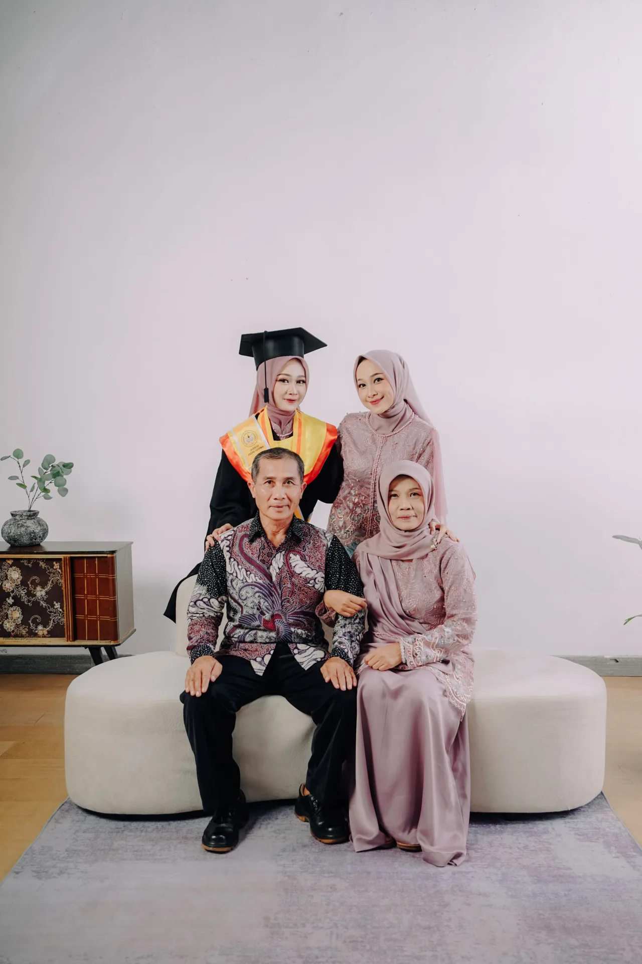 Contoh hasil foto graduation di Vibesroom Studio