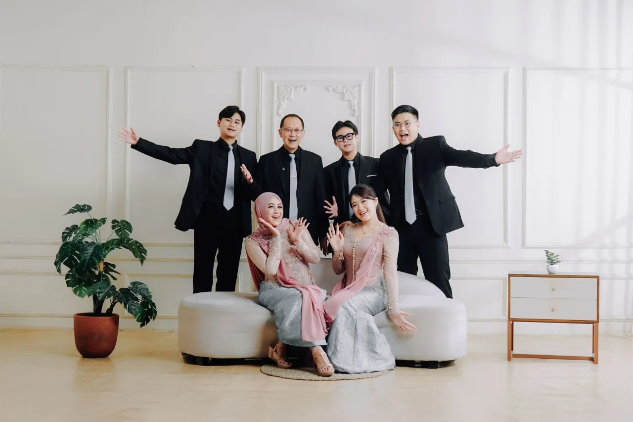Contoh hasil foto graduation di Vibesroom Studio