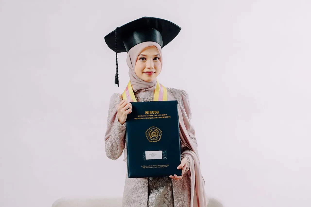 Contoh hasil foto graduation di Vibesroom Studio