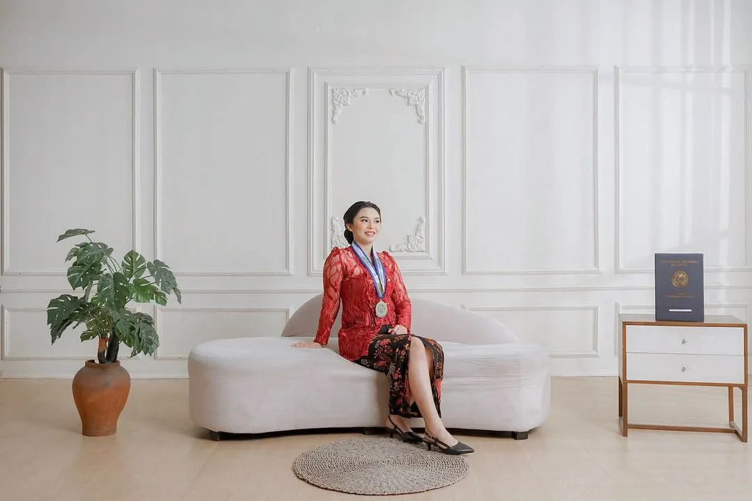 Contoh hasil foto graduation di Vibesroom Studio