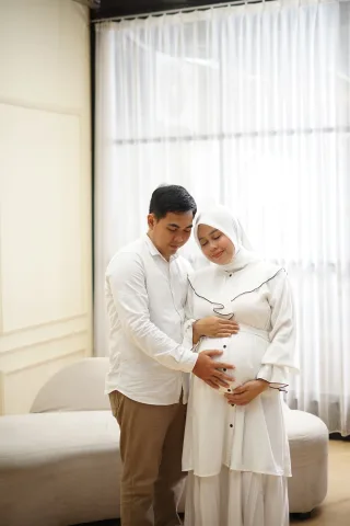 Thumbnail contoh foto maternity di Vibesroom Studio